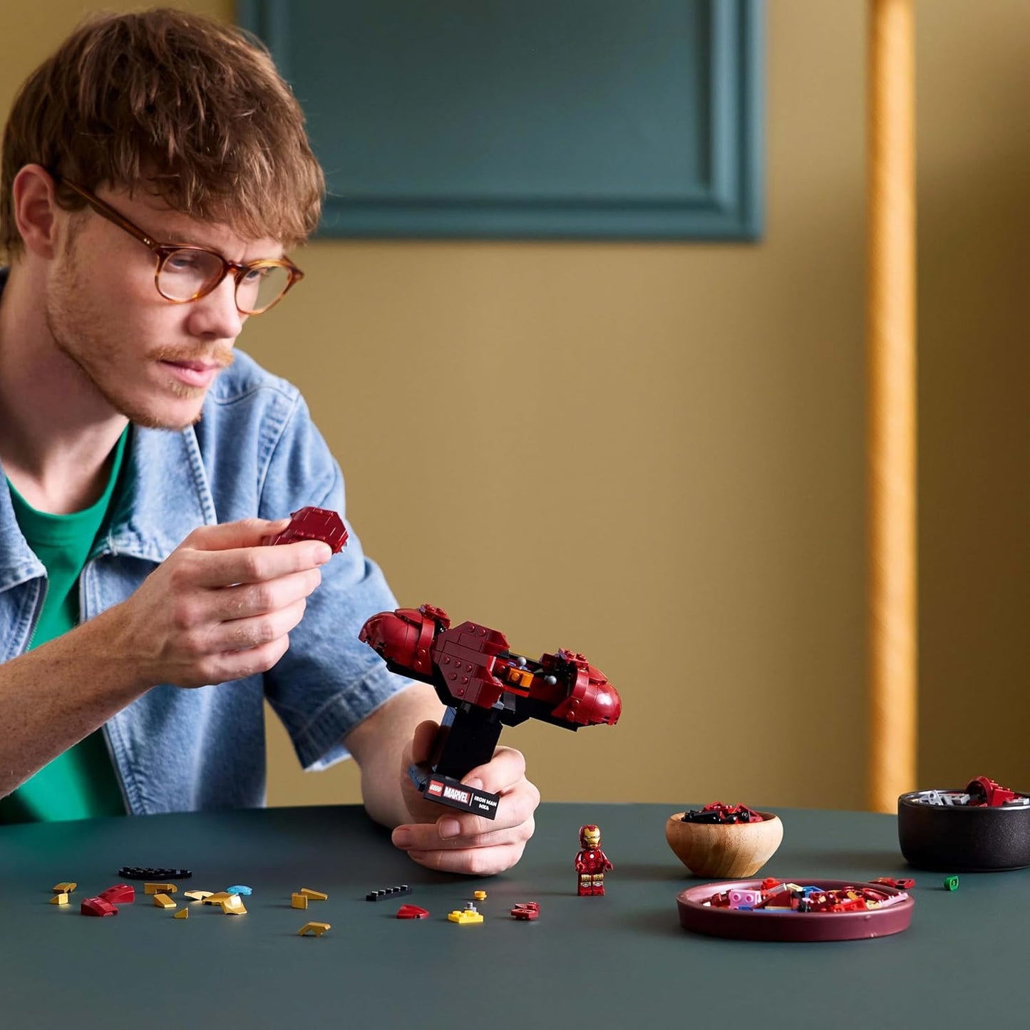 LEGO Marvel Iron Man MK4 Busto - Conjunto de construção de modelo de exibição para adultos, incluindo uma minifigura de Tony Stark, além de canhões de ombro e uma cabeça giratória - Presente colecionável dos Vingadores para fãs - 76327