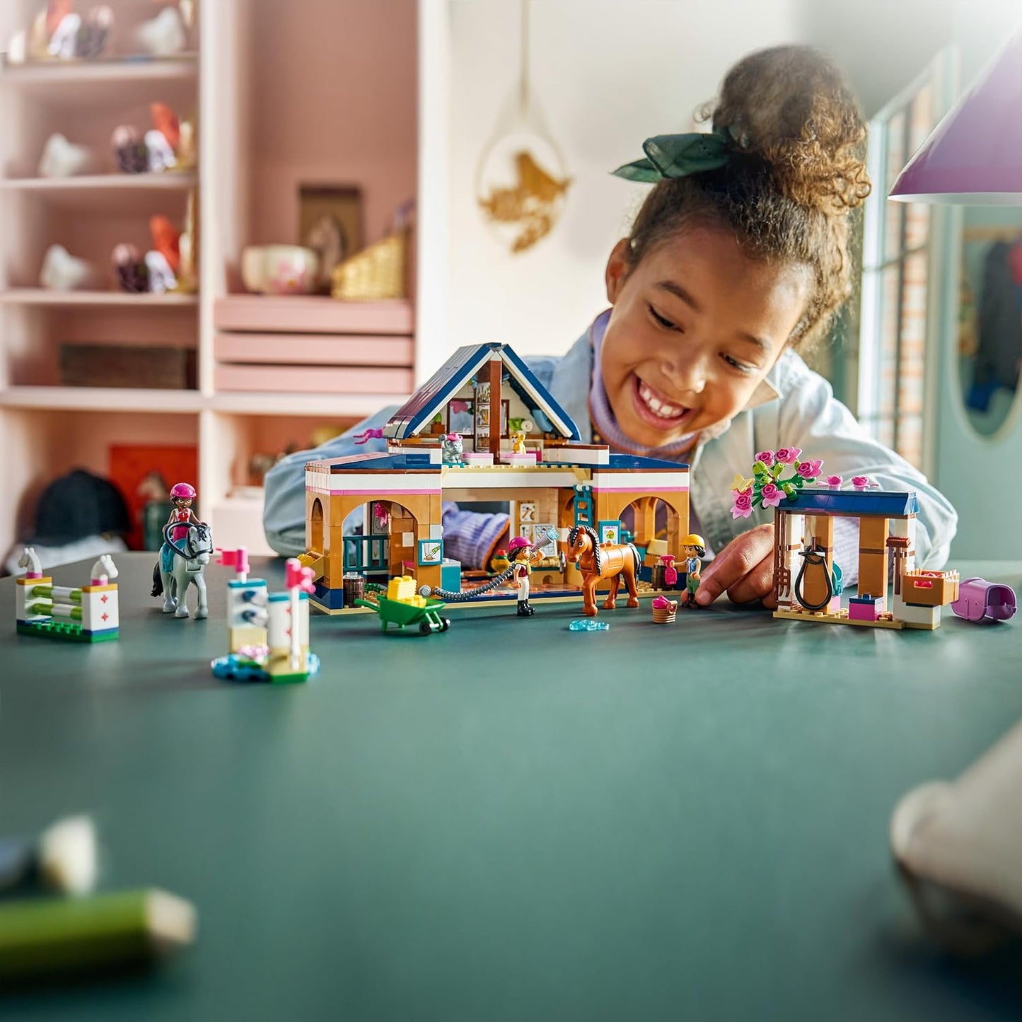 LEGO Friends Estábulo e Academia de Equitação - Conjunto de Brinquedo Educativo com 3 Mini Bonecas, 2 Figuras de Cavalos, um Cachorrinho e Acessórios de Higiene - Presente de Aniversário para Meninas a partir de 7 Anos - 42688