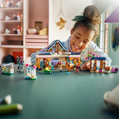 LEGO Friends Estábulo e Academia de Equitação - Conjunto de Brinquedo Educativo com 3 Mini Bonecas, 2 Figuras de Cavalos, um Cachorrinho e Acessórios de Higiene - Presente de Aniversário para Meninas a partir de 7 Anos - 42688