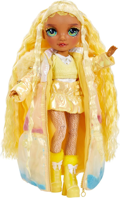Rainbow High Winter Wonderland - Sunny (Amarela) - Boneca Fashion de 28 cm, com Neve Mágica Escondida que se Transforma com Água, Acompanha Kit de Boneco de Neve, Adequada para Crianças de 4 a 12 Anos e Colecionadores.