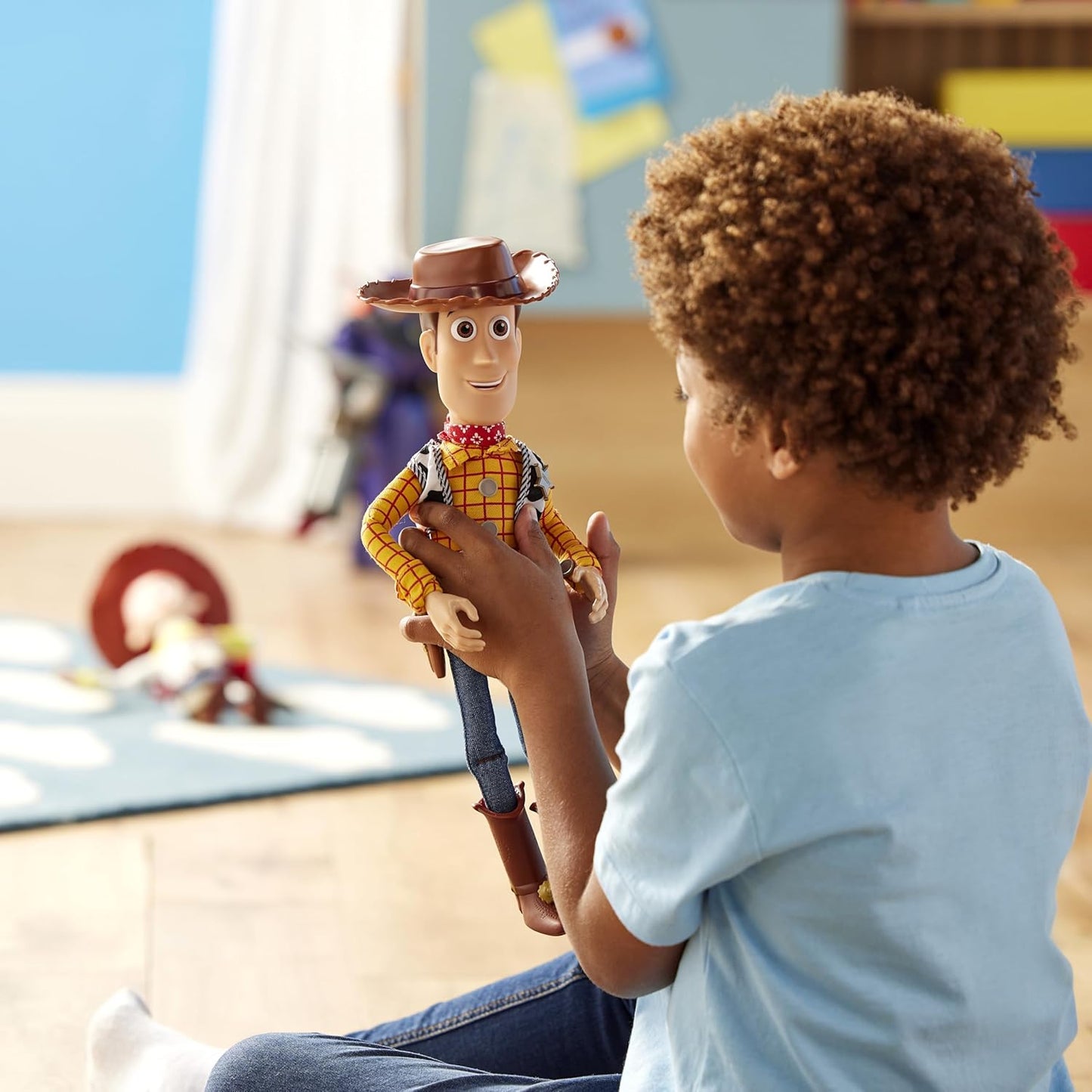 Disney Boneco de ação interativo e falante do Xerife Woody, oficial da Store, do filme Toy Story da Pixar, 39 cm/15 polegadas. Boneco cowboy com cordão que fala mais de 15 frases em inglês e interage com outros personagens.