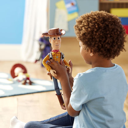 Disney Boneco de ação interativo e falante do Xerife Woody, oficial da Store, do filme Toy Story da Pixar, 39 cm/15 polegadas. Boneco cowboy com cordão que fala mais de 15 frases em inglês e interage com outros personagens.