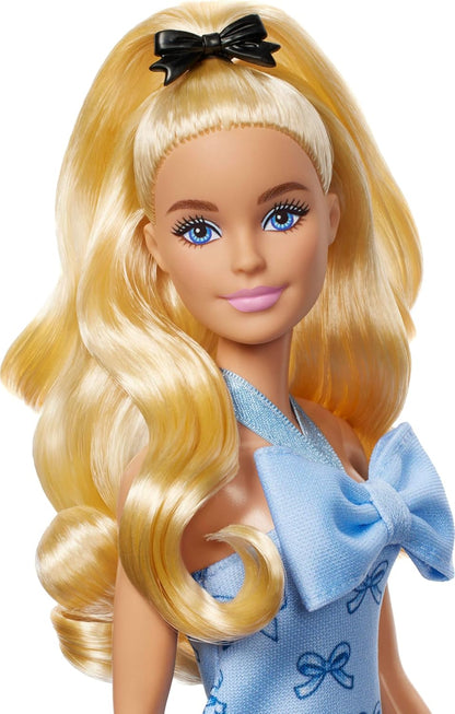 Barbie Boneca Fashionistas nº 237 com rabo de cavalo loiro ondulado, vestido azul com laço no pescoço, laço de cabelo preto e sapatos de salto azul combinando, HYT93