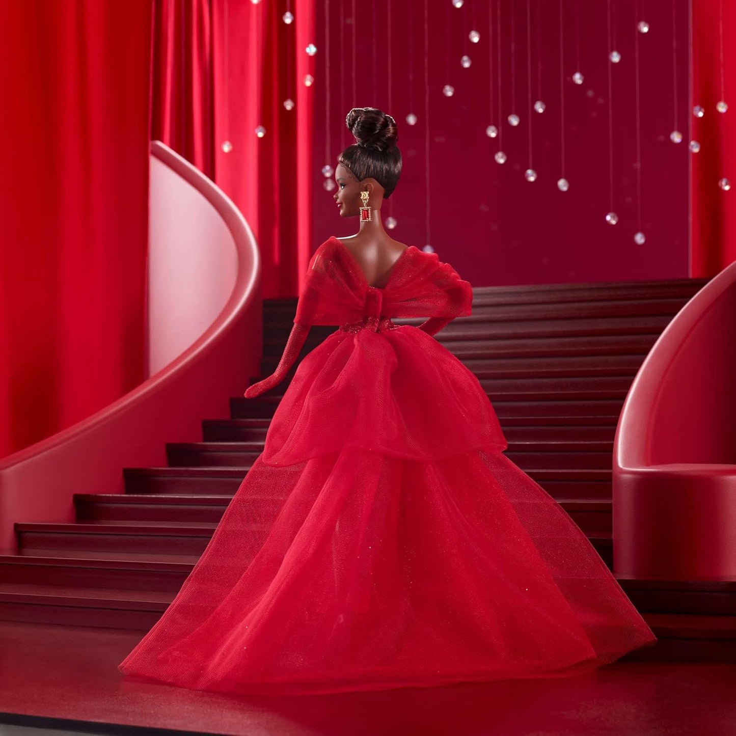 Barbie Boneca Signature, Edição Colecionável do 80º Aniversário da Mattel, em Vestido de Tule Vermelho Brilhante com Brincos Pendentes e Luvas Transparentes, Morena, JBJ18