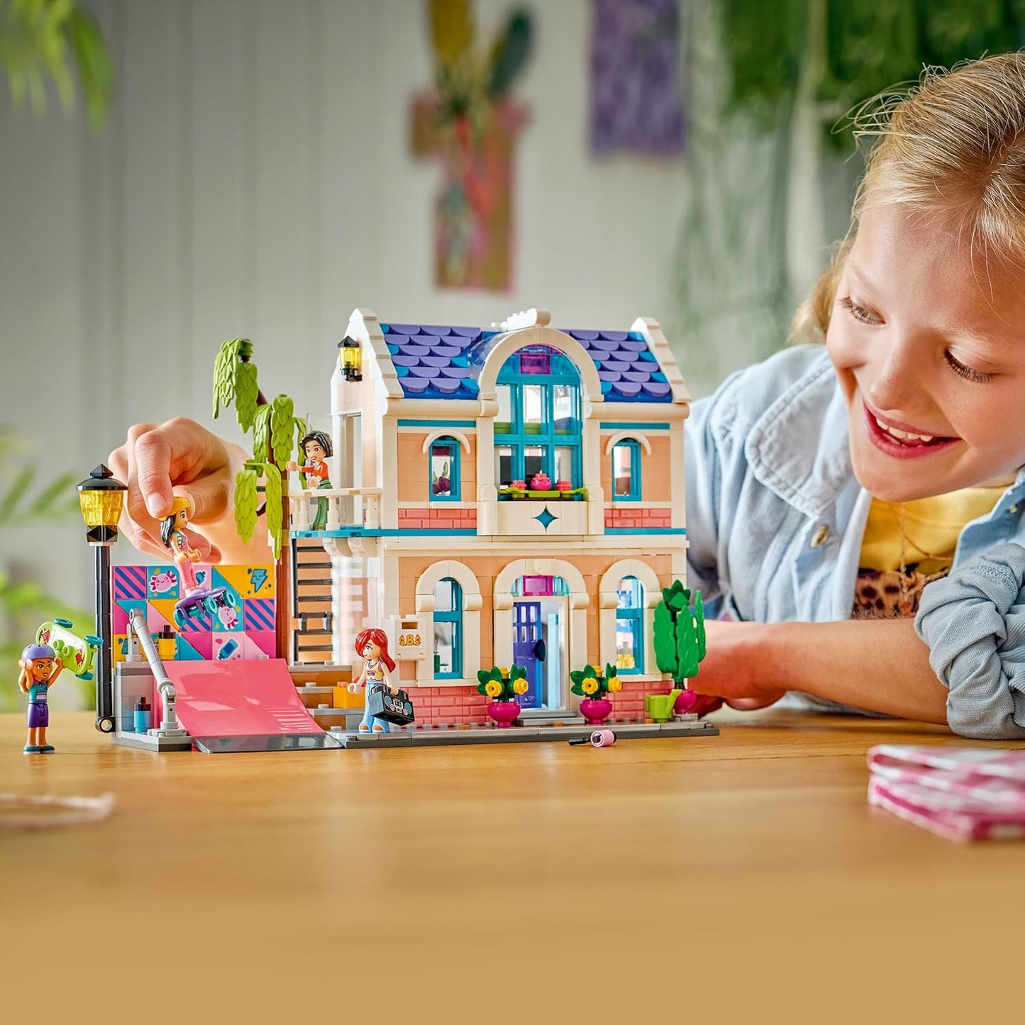 LEGO Friends Casa da Família da Liann - Conjunto em Miniatura com Jardim, 4 Mini Bonecas, Figuras de Animais de Estimação Axolote e Gecko e Acessórios - Presente de Aniversário para Meninas a partir de 7 Anos - 42687