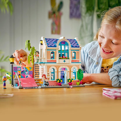 LEGO Friends Casa da Família da Liann - Conjunto em Miniatura com Jardim, 4 Mini Bonecas, Figuras de Animais de Estimação Axolote e Gecko e Acessórios - Presente de Aniversário para Meninas a partir de 7 Anos - 42687