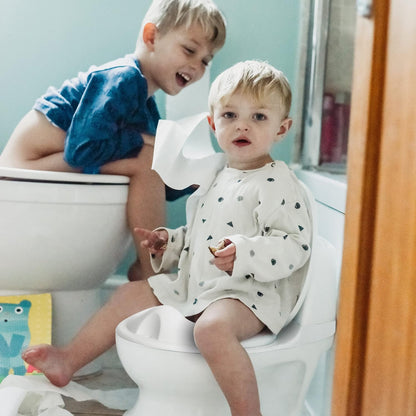 Nuby My Real Urinal Potty Training Toilet para meninos com botão de descarga realista e som para bebês e crianças, branco