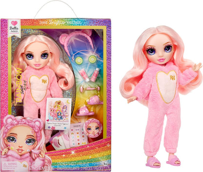 Rainbow High Junior High PJ Party - Bella (rosa) - Muñeca articulada de 9" con mameluco suave, pantuflas y accesorios de juego - Juguete para niños pequeños - Ideal para edades de 4 a 12 años