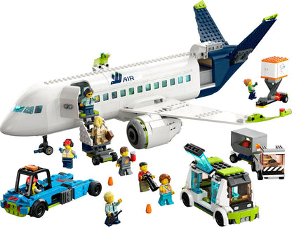 LEGO Conjunto de construção City Avião de Passageiros, modelo de avião grande com veículos da equipe de solo do aeroporto: ônibus de pátio, trator de reboque, carregador de catering, caminhão de bagagem e 9 minifiguras 60367