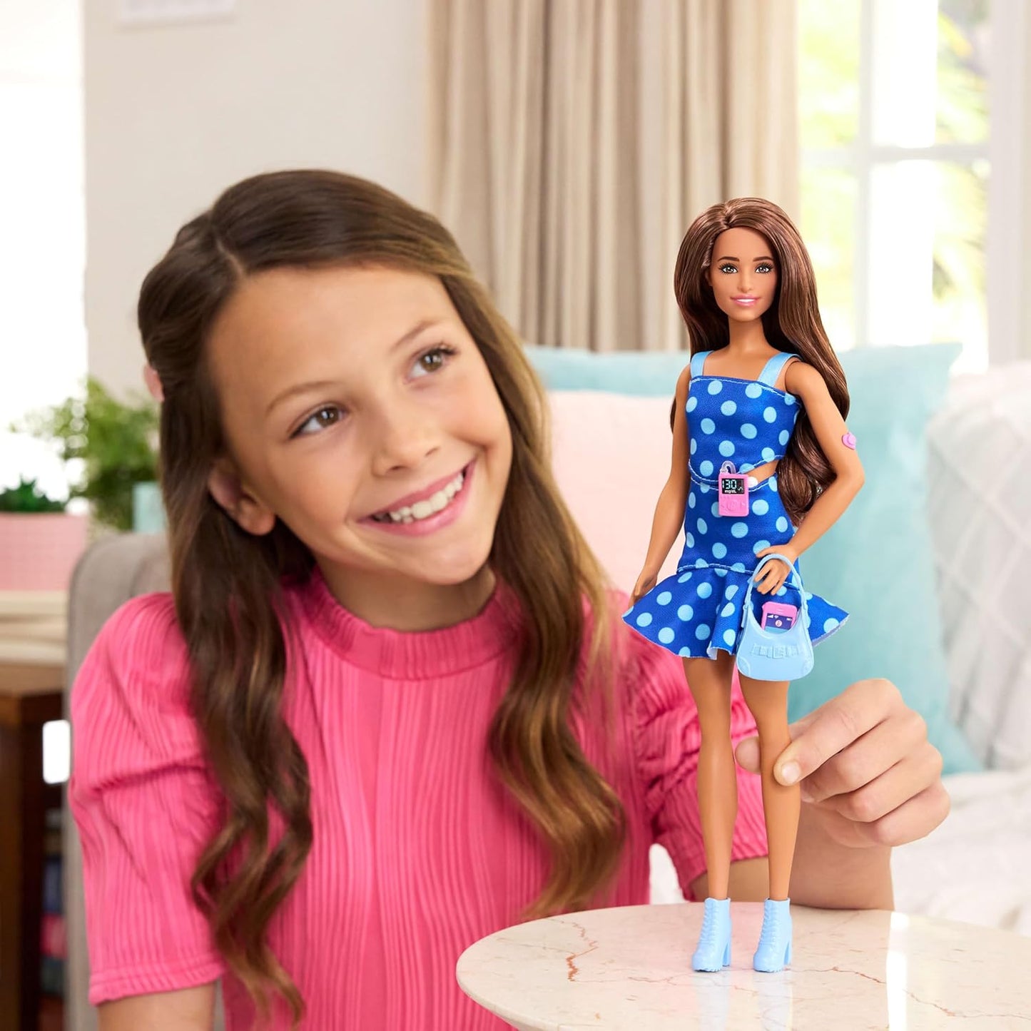 Barbie Fashionistas Boneca nº 242, Boneca com Diabetes Tipo 1 Vestindo Roupa de Bolinhas e Acessórios, Em Parceria com Breakthrough T1D, HYT97