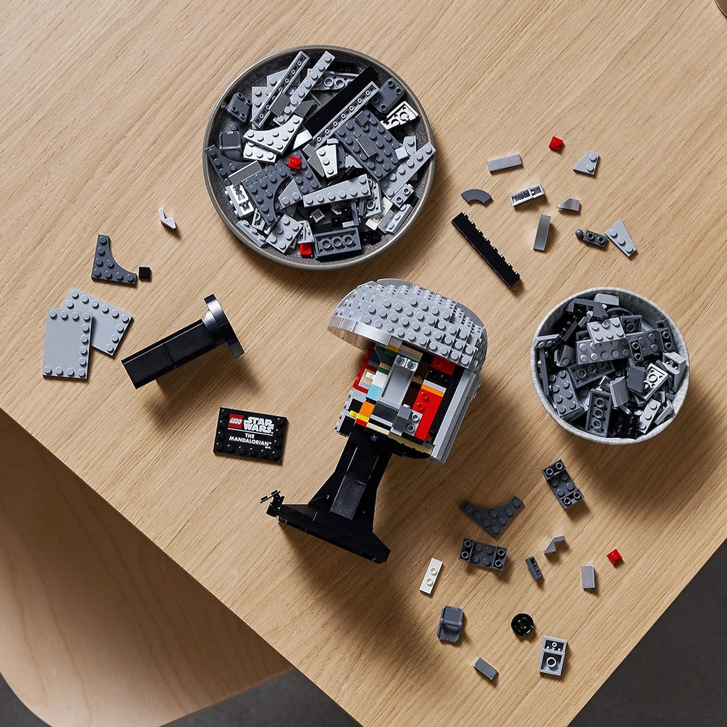 LEGO Star Wars Kit de construcción de modelo de casco mandaloriano, set de exhibición coleccionable para adultos, idea de regalo para hombres, mujeres, él o ella 75328