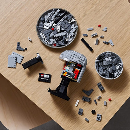 LEGO Star Wars Kit de construcción de modelo de casco mandaloriano, set de exhibición coleccionable para adultos, idea de regalo para hombres, mujeres, él o ella 75328