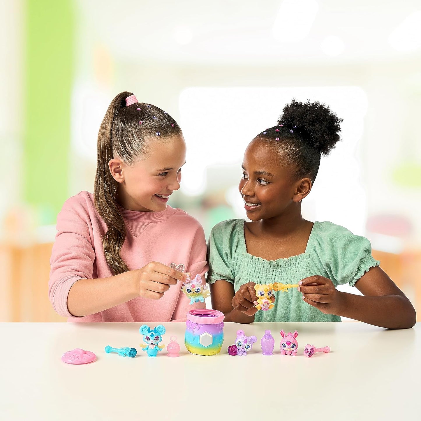 Magic Mixies El paquete Mixlings Magical Rainbow Deluxe contiene 5 mixlings exclusivos con un poder mágico de arco iris único, incluido 1 mixling misterioso para revelar desde tu caldero.