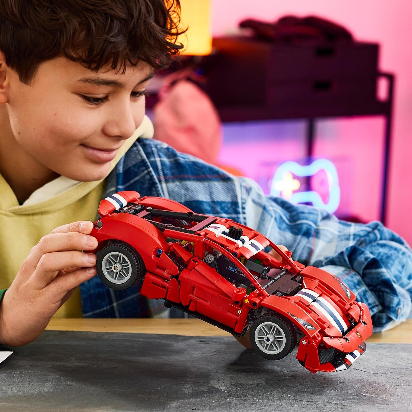LEGO Technic Ferrari 488 PISTA – Kit de Modelo com Motor V8, Direção e Diferencial – Decoração Gamer – Presente de Aniversário para Meninos a partir de 9 Anos e Fãs de Automobilismo – 42235
