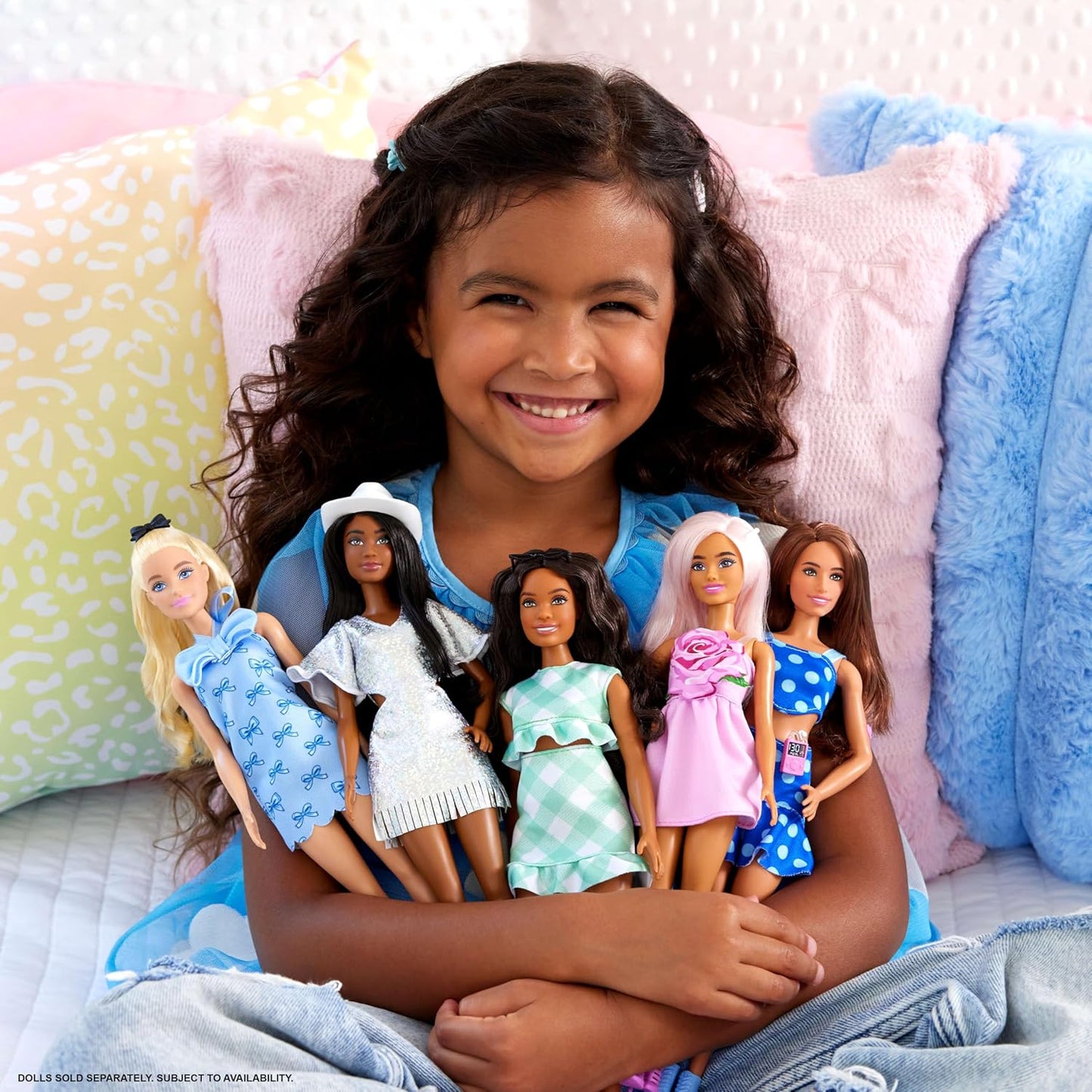 Barbie Boneca Fashionistas nº 237 com rabo de cavalo loiro ondulado, vestido azul com laço no pescoço, laço de cabelo preto e sapatos de salto azul combinando, HYT93