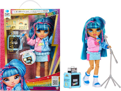 Rainbow High Junior High Rock Band - Skyler, Azul - Boneca Fashion de 23cm com Microfone, Suporte de Microfone e Amplificador, Personalizável com Adesivos, Articulada, Brinquedo Fofo para Crianças a partir de 4 Anos