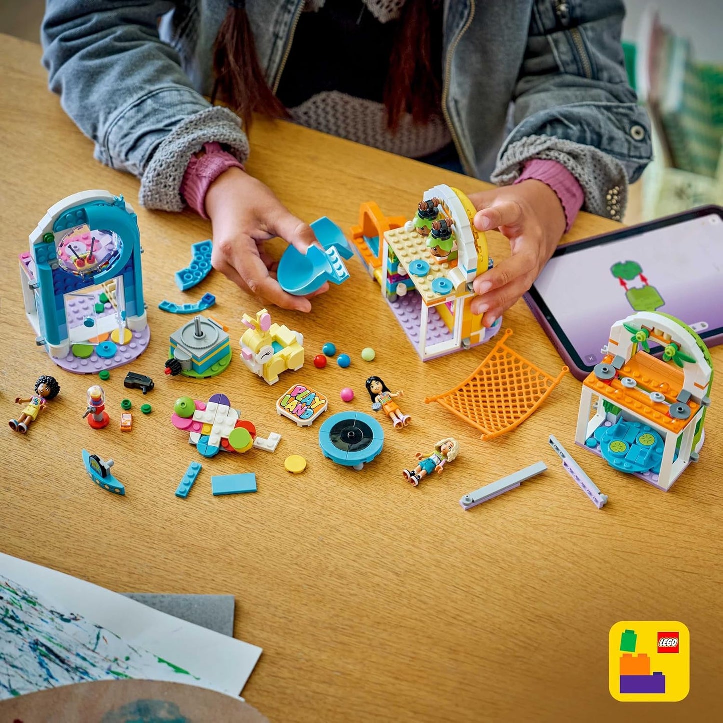 LEGO Friends Parque Infantil Divertido para Ambientes Fechados - Brinquedo Criativo com Escorregador, Piscina de Bolinhas, Carrossel, Lanchonete, 3 Mini Bonecas e Acessórios - Presente de Aniversário para Meninas a partir de 7 Anos - 42686