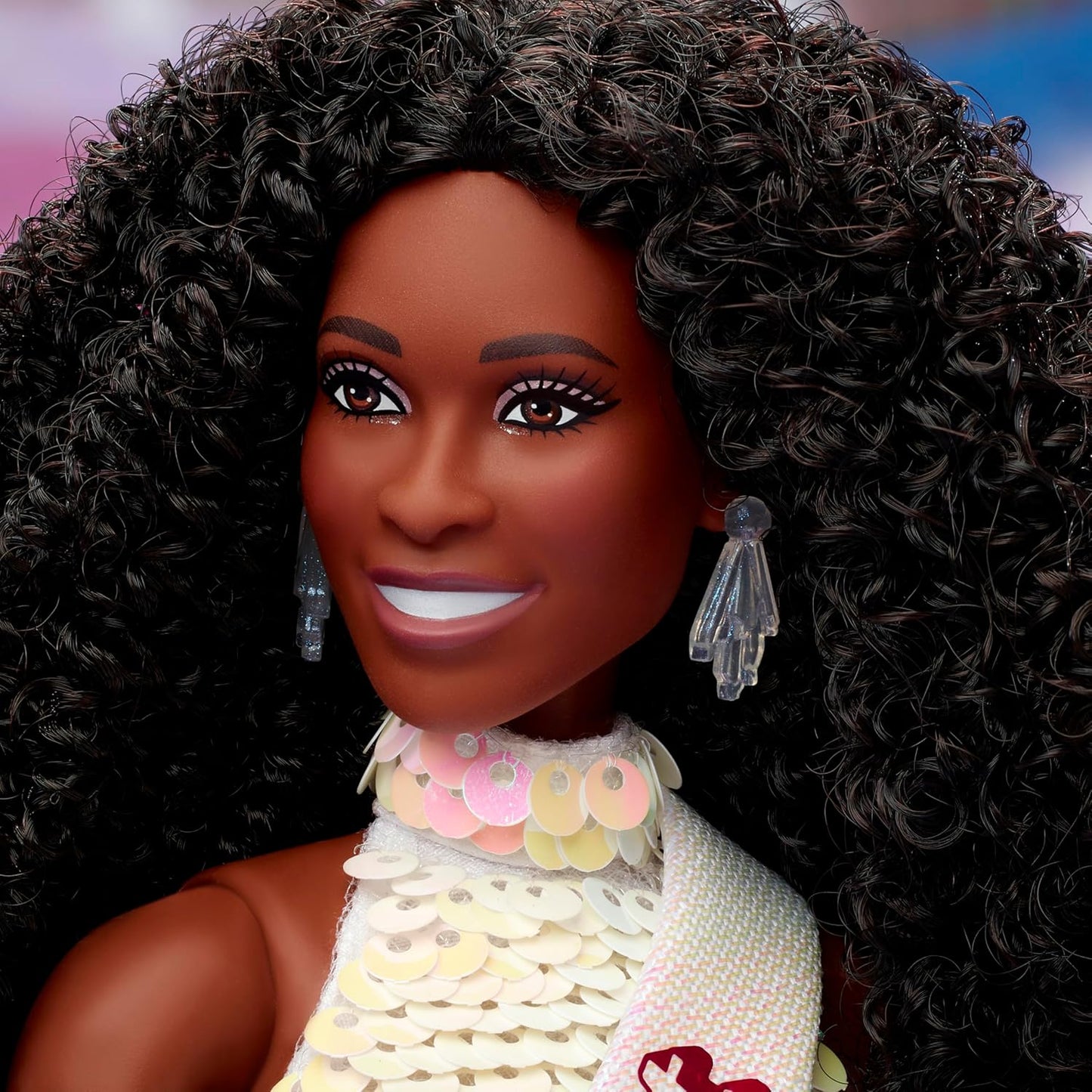 Barbie O Filme - Boneca Colecionável Presidente, Issa Rae como Presidente vestindo blusa branca brilhante e conjunto de shorts, com cabelo cacheado escuro e faixa presidencial, JBJ55