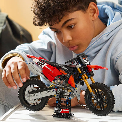 LEGO Kit de Modelo de Moto Technic Ducati Desmo450 MX Factory – inclui moto de brinquedo com motor de cilindro e suspensão – Decoração de mesa – Presente colecionável para meninos a partir de 10 anos – 42238