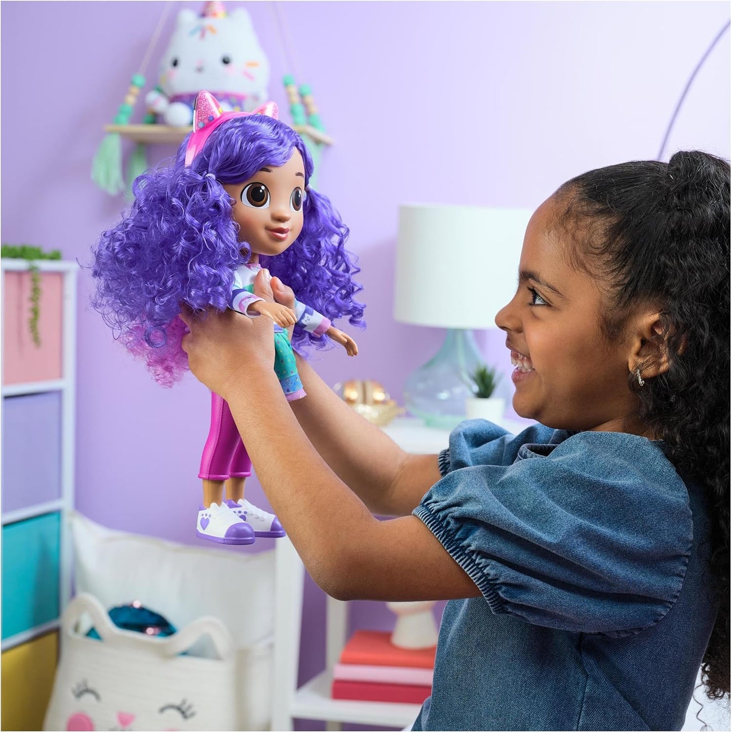 Gabby’s Dollhouse, Boneca Gabby Girl Canta e Celebra, 33 centímetros de altura, com efeitos sonoros e orelhas de gato reversíveis, brinquedo infantil para meninas e meninos a partir de 3 anos.