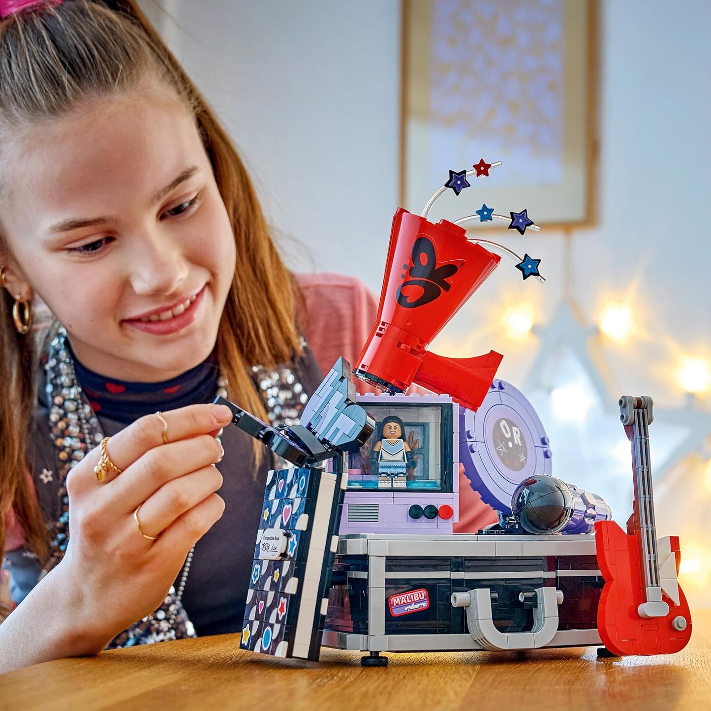 LEGO Olivia Rodrigo – O Esconderijo Secreto – Brinquedo com Maleta, Microfone, Disco, Megafone, TV e Minifigura – Decoração para Quarto Infantil – Presente Musical para Meninas a partir de 10 Anos e Fãs – 43030