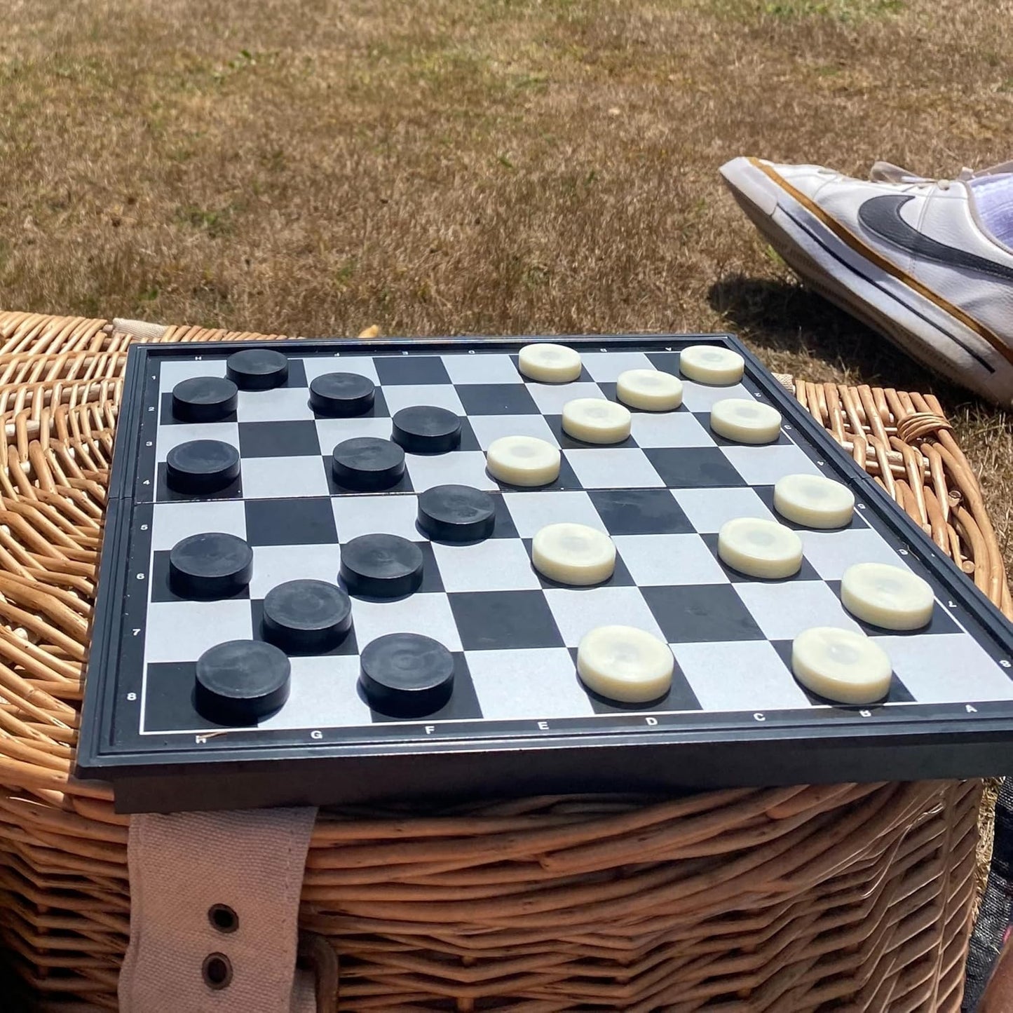 Jaques of London Jogo de Xadrez Magnético | Jogo de Xadrez de Viagem | Tabuleiro de Xadrez Dobrável e Peças de Xadrez | Jogos de Xadrez de Qualidade | Desde 1795