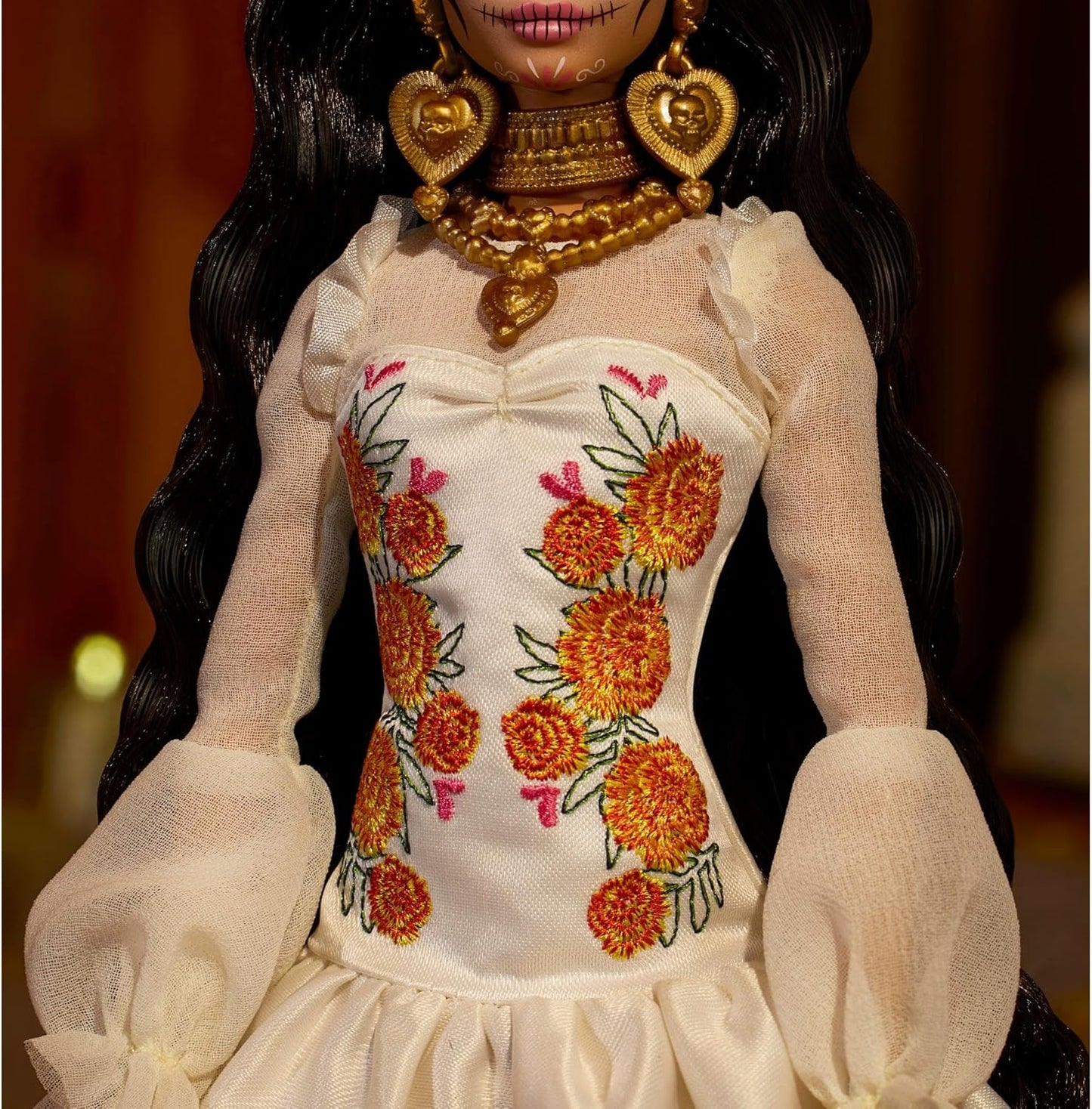 Barbie Signature Doll, Día De Muertos 2025 Collectible em vestido creme com babados, adornado com cravos-de-defunto e fita, coroa de flores e pintura facial de caveira, JBJ05
