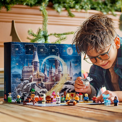 LEGO Harry Potter 2025 Calendário do Advento  para meninos e meninas a partir de 7 anos - Brinquedo de contagem regressiva para o Natal com 24 surpresas, incluindo 8 minifiguras com suéteres natalinos e mini construções - Ideia de presente - 76456