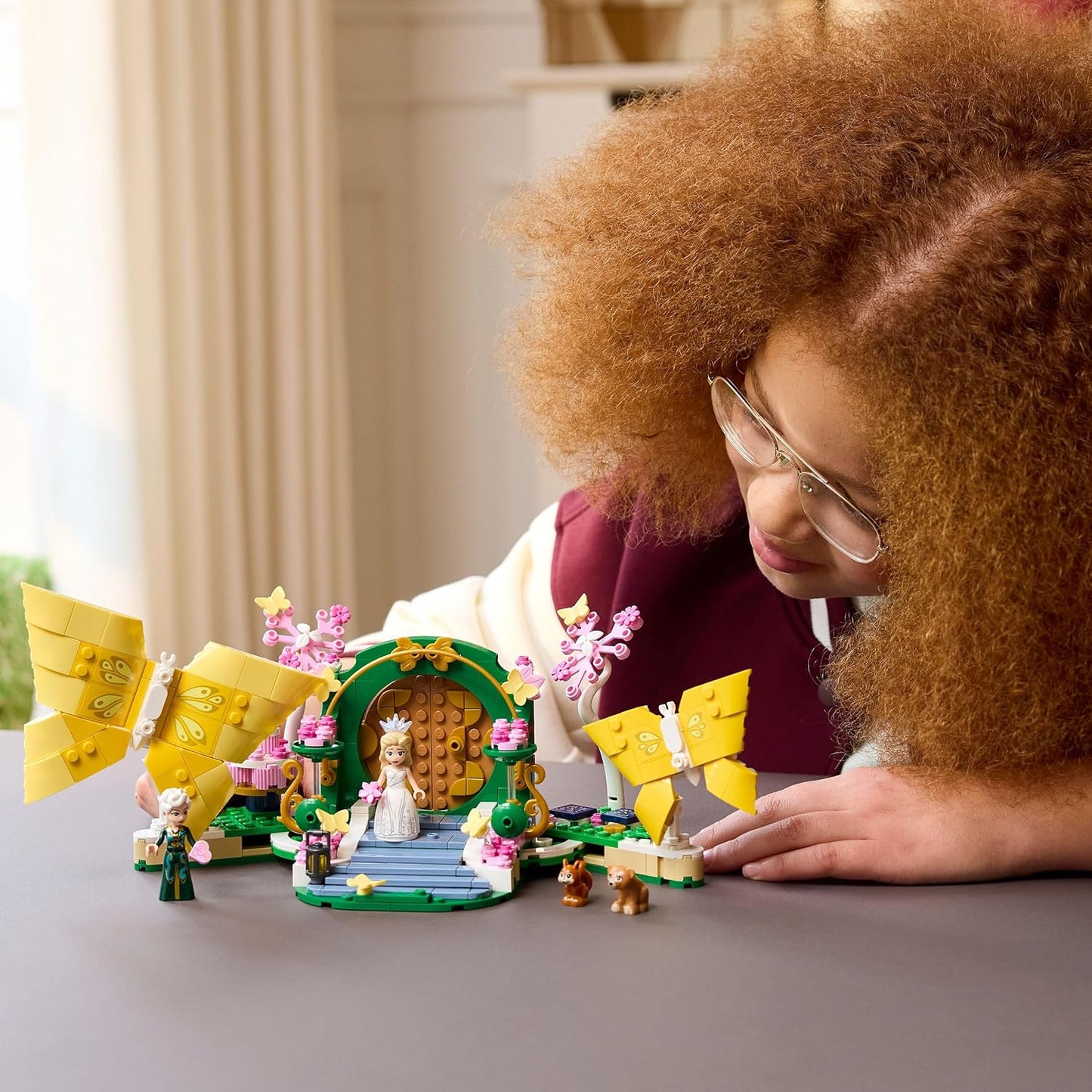 LEGO O Casamento da Glinda Malvada - Brinquedo de Construção com 2 Mini Bonecas e 2 Figuras de Borboletas Articuladas, além de Acessórios - Presente para Meninas a partir de 8 Anos e Fãs do Filme - 75688