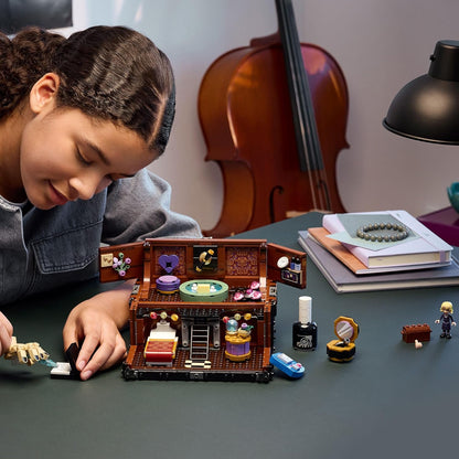 LEGO Apartamento da Wandinha - Brinquedo para brincar e exibir com uma mini boneca Enid e figura do Mãozinha, além de acessórios - Presente para meninas e meninos a partir de 10 anos e fãs adolescentes da série - 76785