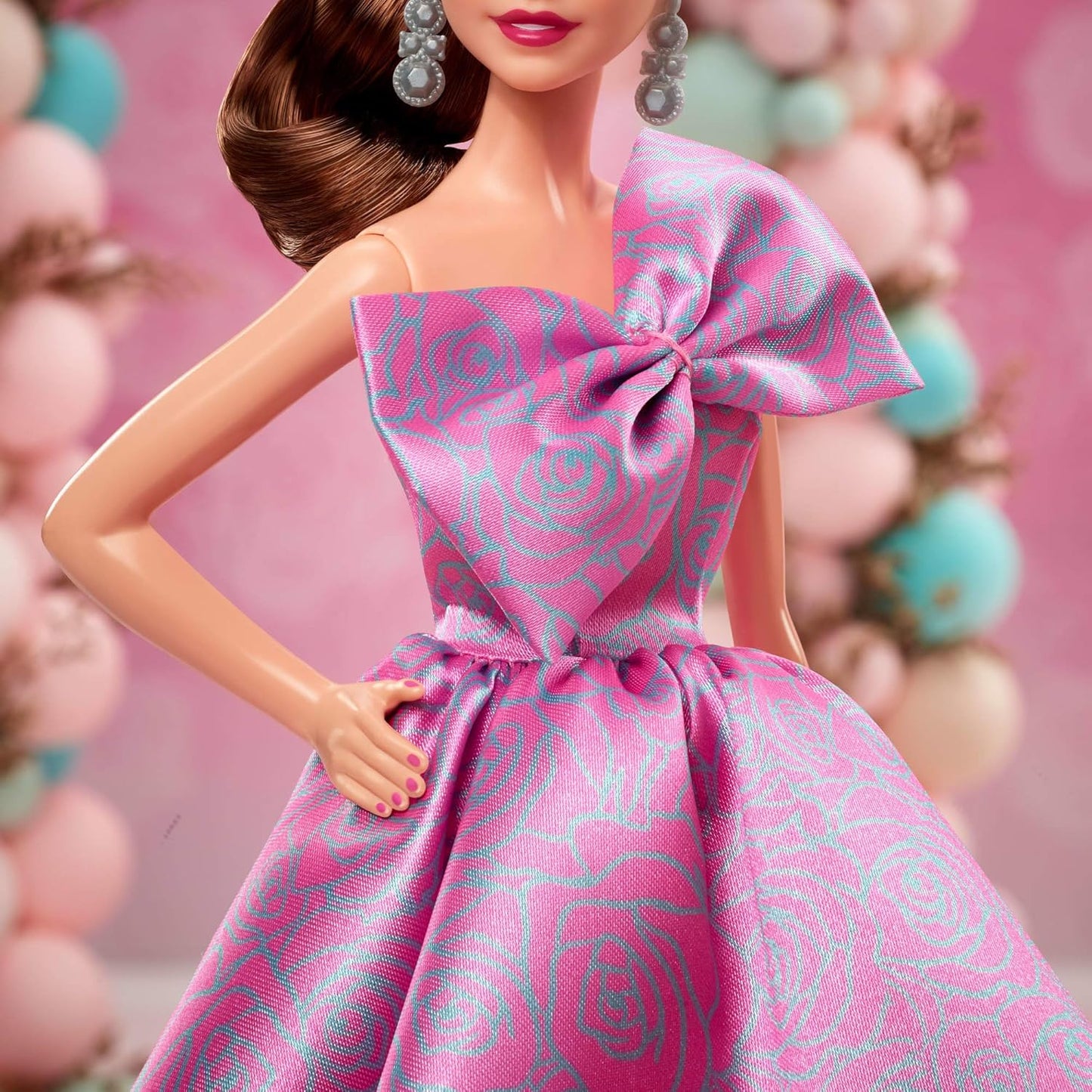 Barbie Boneca Signature Birthday Wishes, boneca colecionável da moda em vestido rosa acetinado com cabelo castanho ondulado e embalagem para presente, JBJ08
