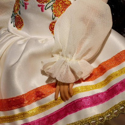 Barbie Signature Doll, Día De Muertos 2025 Collectible em vestido creme com babados, adornado com cravos-de-defunto e fita, coroa de flores e pintura facial de caveira, JBJ05