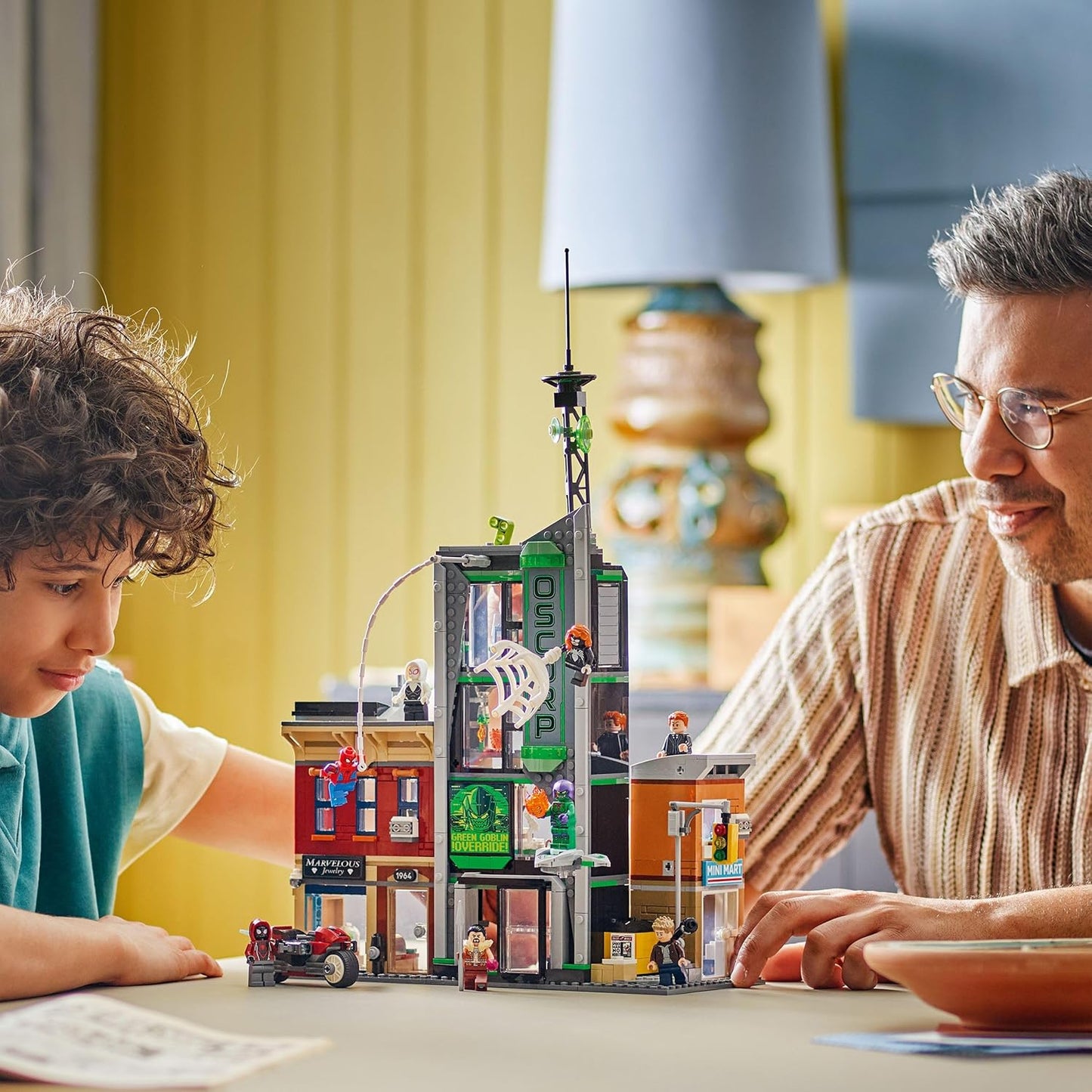 LEGO ǀ Marvel Homem-Aranha vs. Oscorp - Brinquedo interativo com uma moto, 8 minifiguras incluindo Miles Morales e Duende Verde - Presente colecionável de super-herói para meninos e fãs a partir de 10 anos - 76324