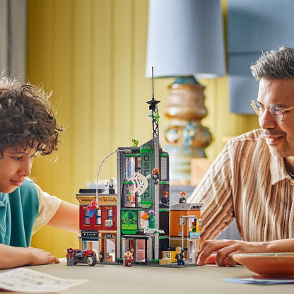 LEGO ǀ Marvel Homem-Aranha vs. Oscorp - Brinquedo interativo com uma moto, 8 minifiguras incluindo Miles Morales e Duende Verde - Presente colecionável de super-herói para meninos e fãs a partir de 10 anos - 76324