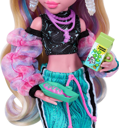Monster High Boneca Lagoona Blue, com top cropped e saia maxi esportiva, acompanhada de seu peixinho de estimação Neptuna e 7 acessórios como óculos de sol em formato de concha, lanche e bolsa. JHK33