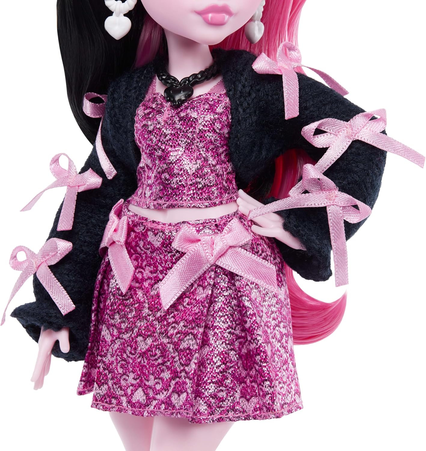 Monster High,Boneca Draculaura, com vestido rosa com laço e cardigã preto, acompanhada de seu morcego de estimação Conde Fabuloso e 7 acessórios como ramen, batom e bolsa, JHK29