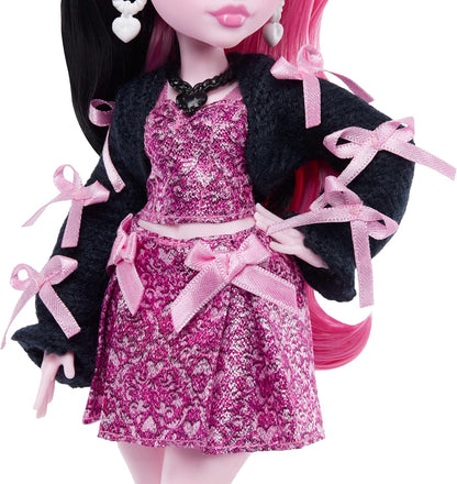 Monster High,Boneca Draculaura, com vestido rosa com laço e cardigã preto, acompanhada de seu morcego de estimação Conde Fabuloso e 7 acessórios como ramen, batom e bolsa, JHK29