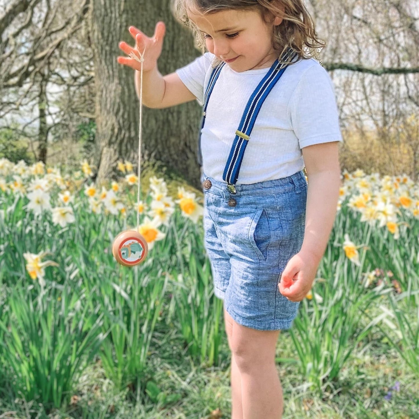 Jaques of London Yoyo de madeira para crianças | Yoyo infantil com tema de dinossauros | Ótimo para brincadeiras em ambientes internos e externos | com cordas de ioiô | Desde 1795, multicolorido