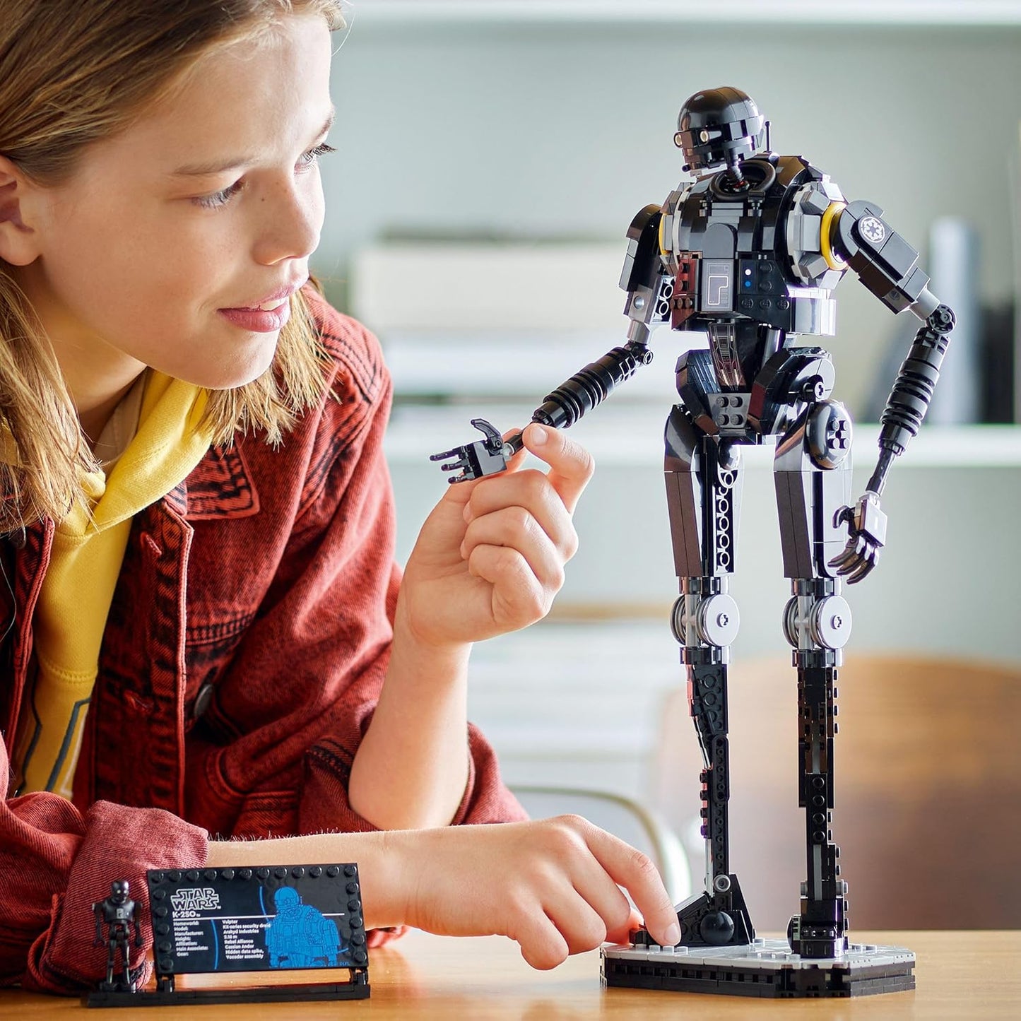 LEGO Star Wars 75434 K-2SO, o Droide de Segurança - Figura Articulada para Brincar e Exibir - Kit de Modelo Colecionável com Placa Informativa - Presente para Meninos, Meninas e Fãs Adultos de Andor