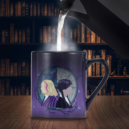 UAU! COISAS Caneca oficial de quarta-feira com troca de calor de Wednesday e Enid | Heat revela a janela do dormitório Nevermore | Caneca de presente oficial para fãs da série Wednesday na Netflix