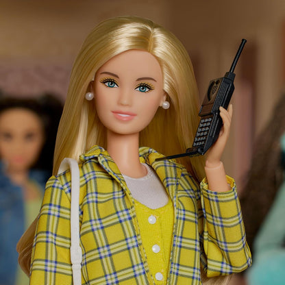 Barbie Signature Doll, Clueless Cher Collectible em terno xadrez amarelo com mochila, celular e acessórios de carteira de habilitação provisória, JBJ34