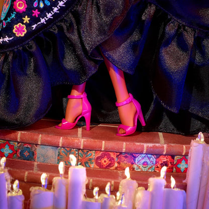 Barbie Boneca Signature, coleção Dia dos Mortos 2024, com vestido preto, blusa azul com babados, estampa bordada e acessórios coloridos, HRM72