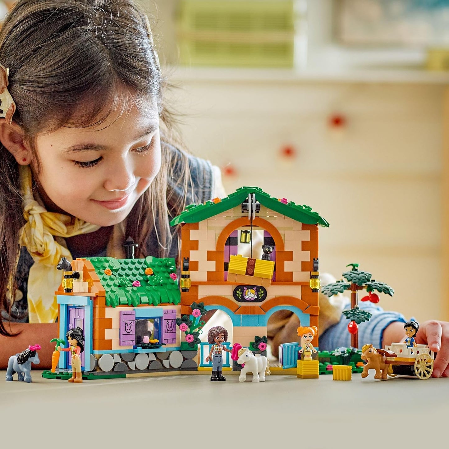 LEGO Friends Rancho e Estábulo de Pôneis - Inclui 3 figuras de cavalos, 4 mini bonecas e um gato, além de acessórios divertidos - Presente criativo para meninas a partir de 7 anos - 42654