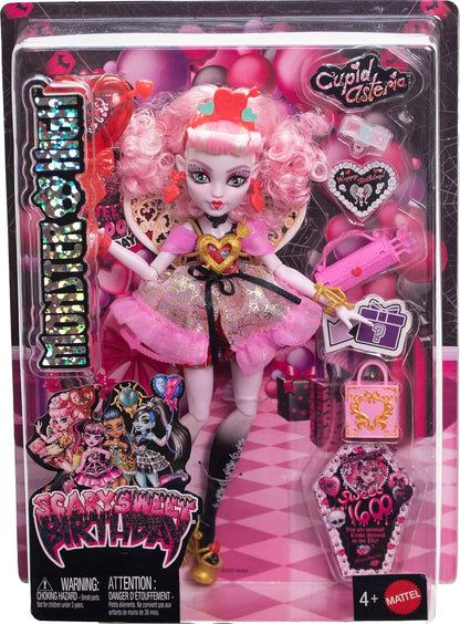 Monster High Boneca Scary Sweet Birthday, Cupid Asteria em vestido de festa rosa e vermelho com acessórios temáticos como convite, balão, presente e muito mais, JBG77