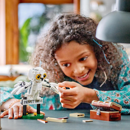 LEGO Harry Potter Hedwig em 4 Privet Drive, brinquedo montável para crianças, meninas e meninos com mais de 7 anos, com uma figura de coruja, conjunto de jogos independente, ideia de presente para o pequeno mundo mágico 76425