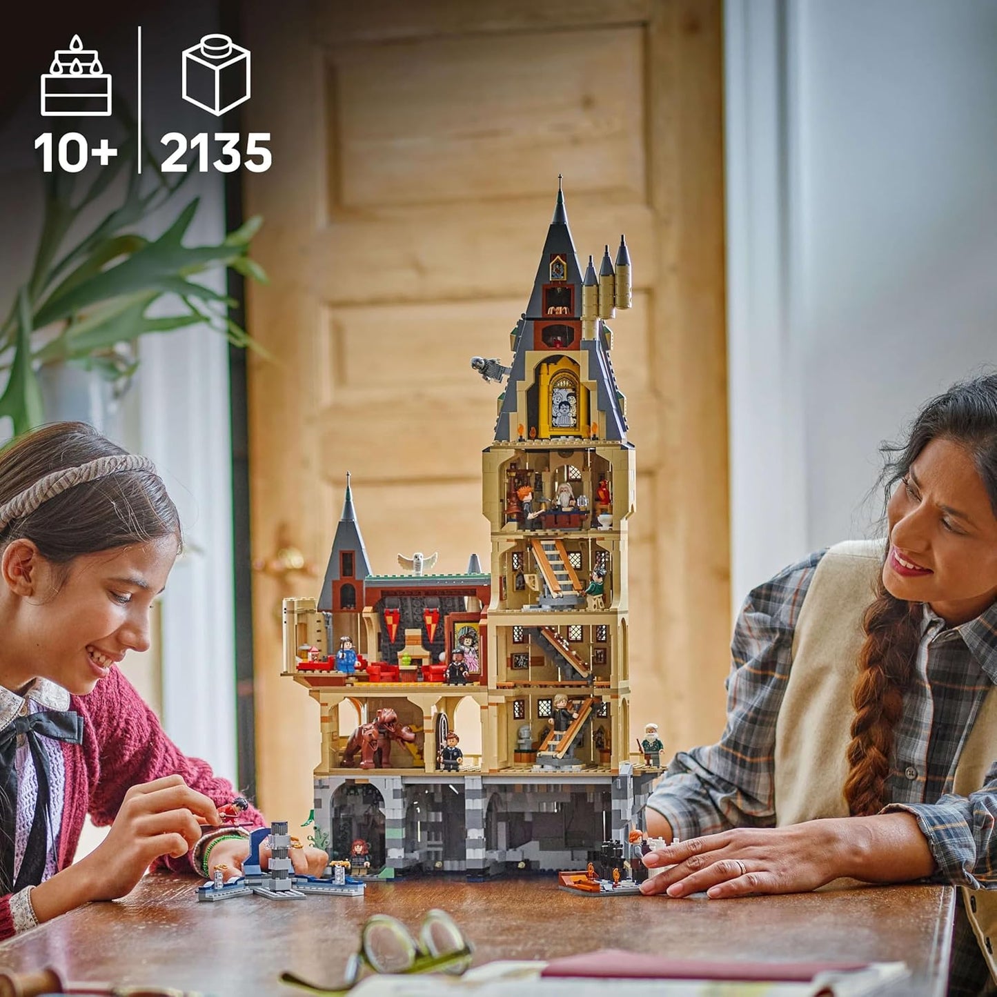 LEGO Harry Potter Castelo de Hogwarts: A Torre Principal - Brinquedo de Castelo Interativo com Chave Modular Voadora e Salas de Xadrez Bruxa, além de 12 Minifiguras - Presente para meninos, meninas e fãs adultos com mais de 10 anos 76454