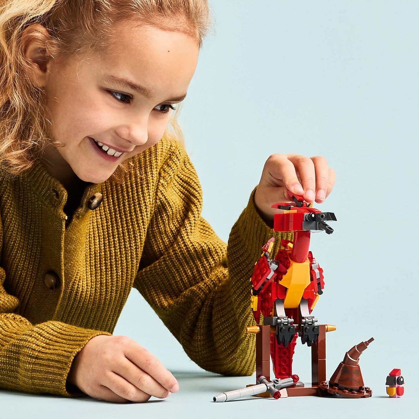 LEGO Harry Potter Fawkes: Fênix de Dumbledore - Brinquedo para Brincar e Exibir - Inclui Chapéu Seletor e Espada de Gryffindor - Presente de Aniversário para Meninas e Meninos a partir de 8 Anos - 76448
