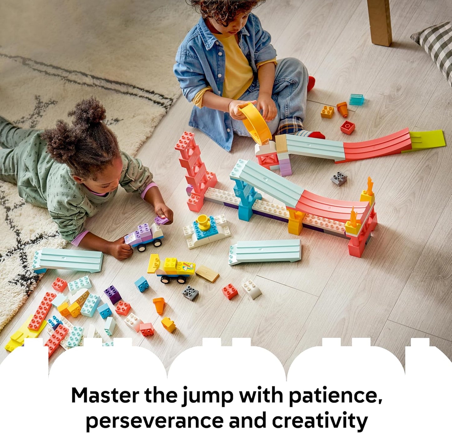 LEGO DUPLO 3 em 1 Rampas Criativas com Veículos - Brinquedo Educativo para Desenvolvimento da Coordenação Motora de Crianças Pequenas - Conjunto Montessori de Combinação de Cores com 2 Carrinhos de Corrida - Presente para Meninos e Meninas a partir