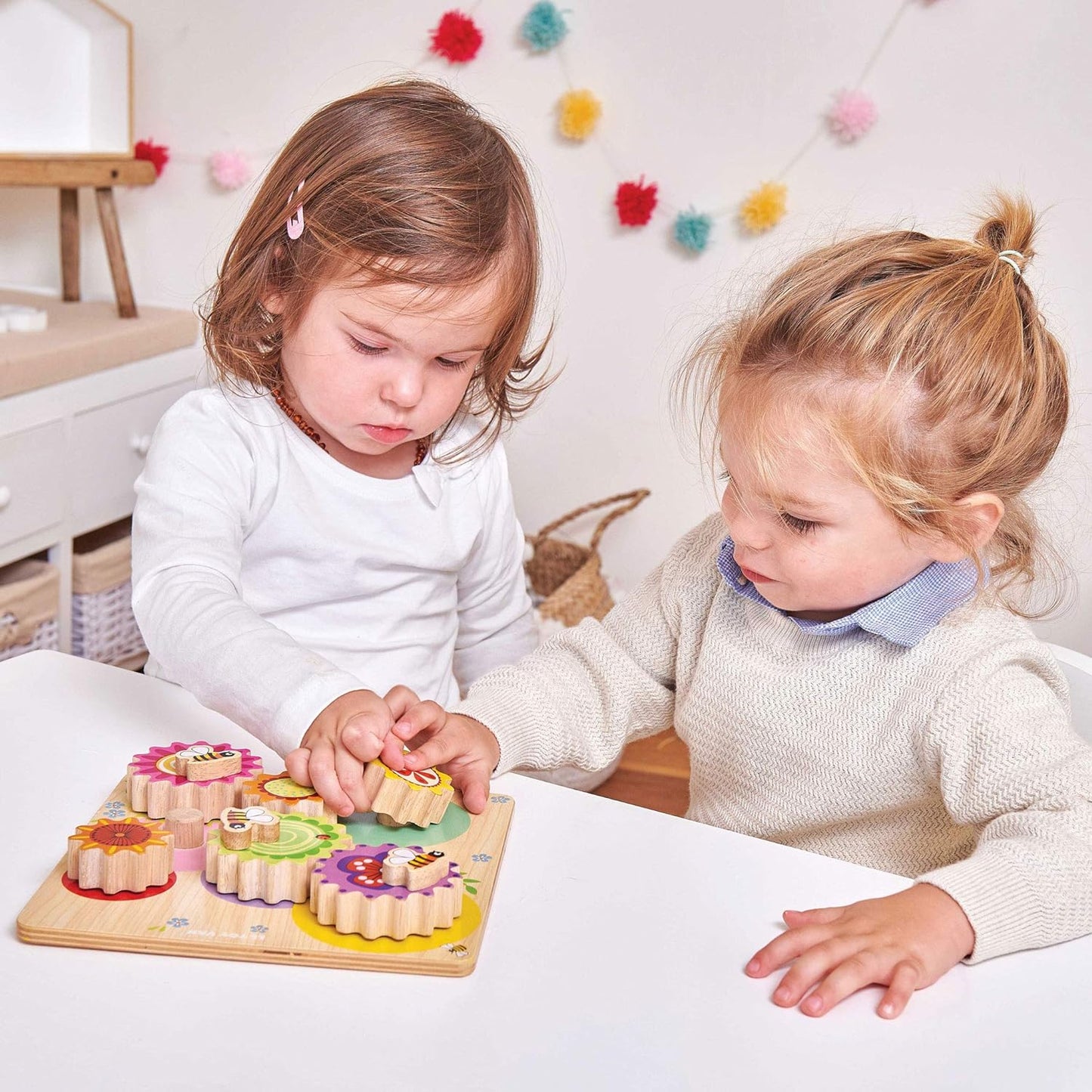 Le Toy Van - Petilou Juguete educativo de madera Montessori Gears &amp; Cogs 'Busy Bee Learning' | Juguete de actividad sensorial para niños pequeños a partir de 1 año