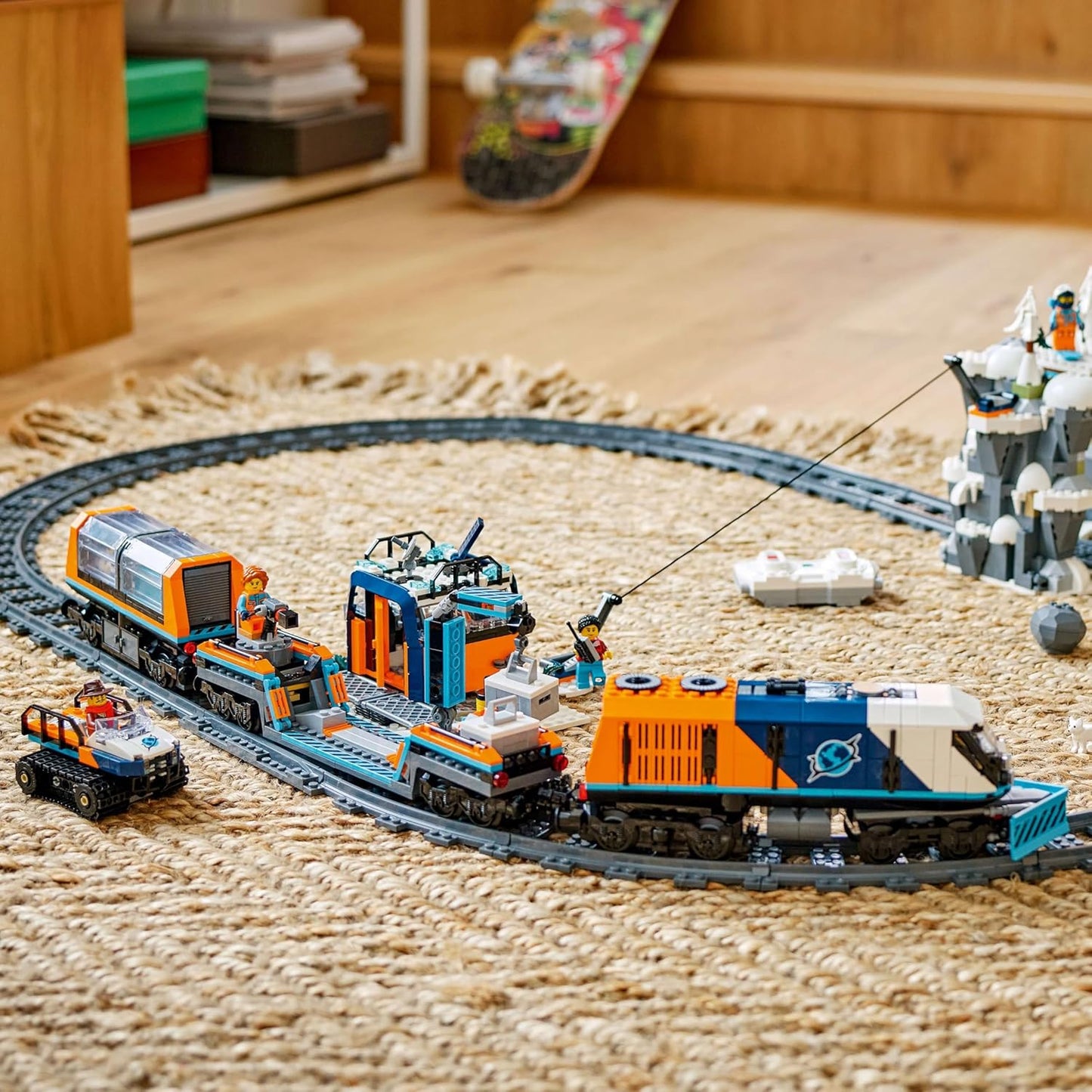 LEGO Conjunto de Trem Expresso Polar Ártico City Explorers - Inclui um Trem de Controle Remoto, Limpa-Neve, 22 Peças de Trilho e 6 Minifiguras, Além de uma Função de Queda de Rochas - Presente para Meninos a partir de 7 Anos - 60470